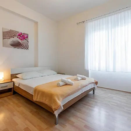 4 Bedroom Pet Friendly In