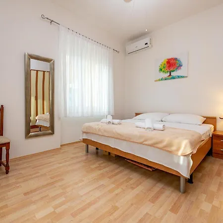4 Bedroom Pet Friendly In Holiday home