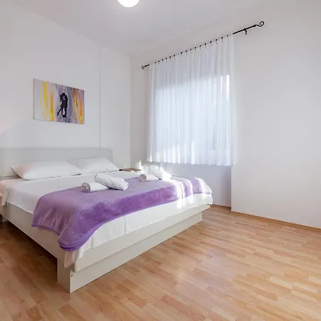 4 Bedroom Pet Friendly In Holiday home *