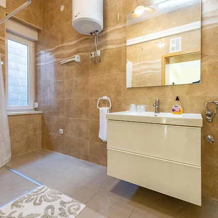 4 Bedroom Pet Friendly In