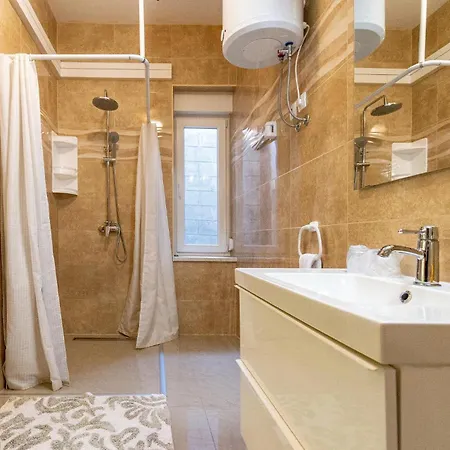 4 Bedroom Pet Friendly In Holiday home *