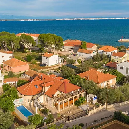 Holiday home 4 Bedroom Pet Friendly In