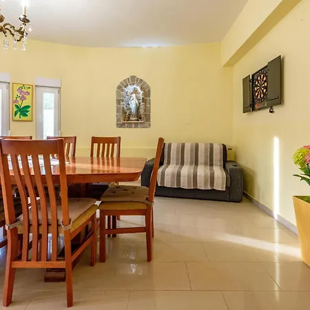 4 Bedroom Pet Friendly In Holiday home