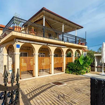 4 Bedroom Pet Friendly In Holiday home
