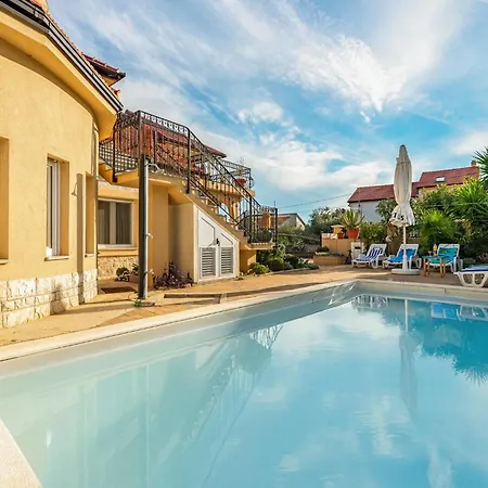 4 Bedroom Pet Friendly In Holiday home *
